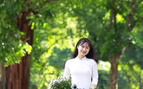 Nữ sinh trường THPT Nguyễn Thị Minh Khai dịu dàng bên cúc họa mi